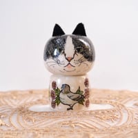 手描きのこけしブローチ・ハチワレ