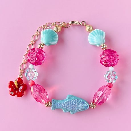 ハイビスカスとお魚ブレスレット