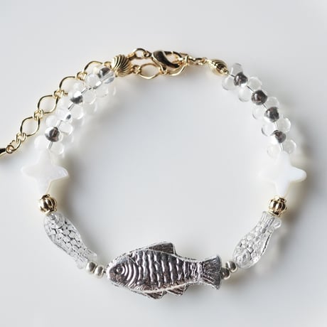 銀河を泳ぐお魚ブレスレット