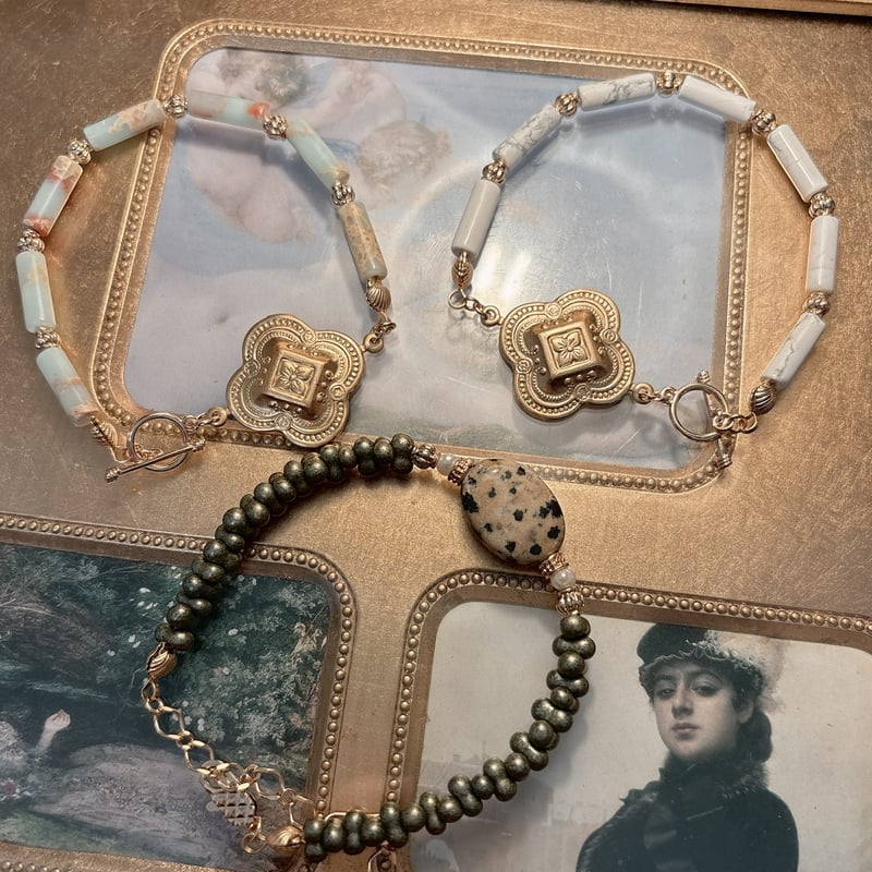 55様雪の中の針葉樹色のピアス 14kgf 淡水芥子パール 12月誕生石