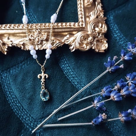 「Madonna of the Lilies」ネックレス