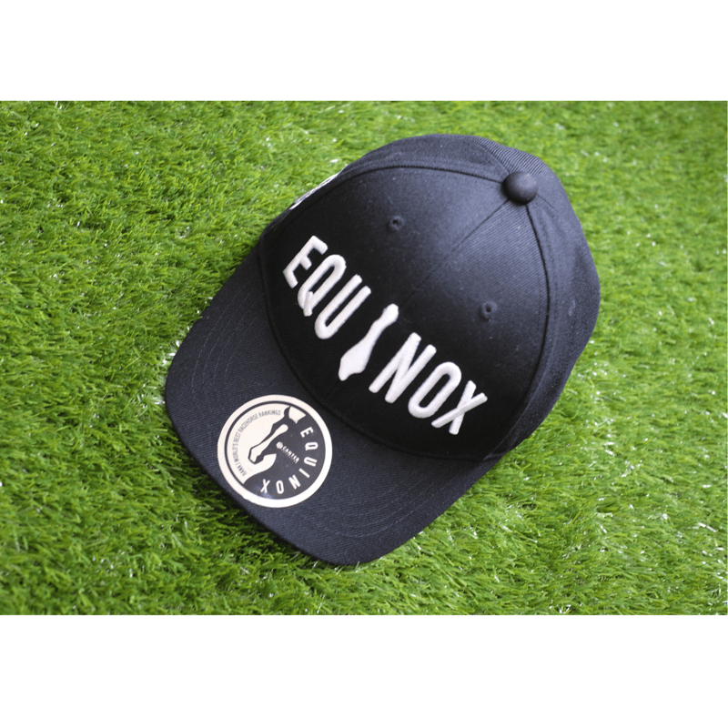 美品 イクイノックス 135キャップ 100本限定 ジャパンカップ優勝記念 EQINOX ラウンドバイザーキャップ【⚫︎100本限定商品】復刻版