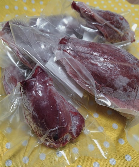 この時期伝説⭐️生きた猪さんスネ肉🐗300グラム🐶😃なんと猪さんまでが生捕り100%🎉行政確認管理保管💎それがgotogibierブランド✨超レアレア商品お楽しみください🐶👩