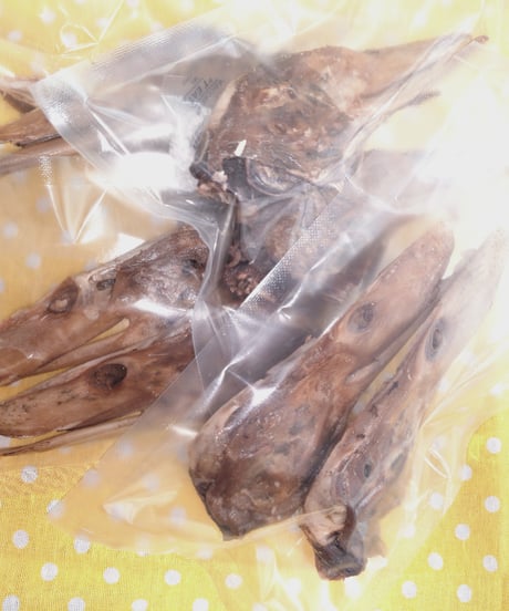 🦆鴨あたまジャーキー🦆バリッボリッ♪と食べやすくなってます💕ワン達大興奮のジャーキーとなってます。雨の日☔はお家でジャーキーパーティ〜🙌🐶😍ぜひお楽しみください💕