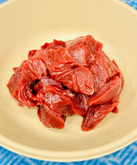 激安❣️プレゼント販売㊗️馬肉コロコロカット🐴🥩100gパック🐶😃お一人様おひとつまででお願い致します🥰この為にかたまり肉からお作り致しました笑フレッシュ馬肉をたくさん食べょー🐶👩🌸