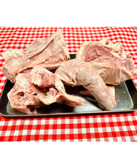 激安在庫処分イベント✨最高級地鶏・骨スープ用カット🐥1羽分1キロ前後🐶お鍋に入るようにカット致しました🐥必要な分でご使用できます🌸格別なスープをお楽しみください🐶👩とても楽しみッ🉐