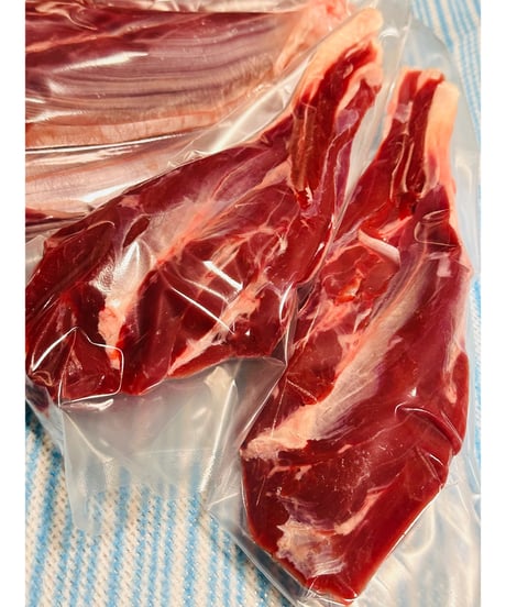 バージョン6⭐️鹿肉🦌スネ肉1キロ🐶😃毎日のご飯🥩にもリーズナブルで嬉しい🌸スネ肉は煮込みでも・生でも・ジャーキーにしてもアキレスジャーキーみたいになって美味しい🐶👩🌸