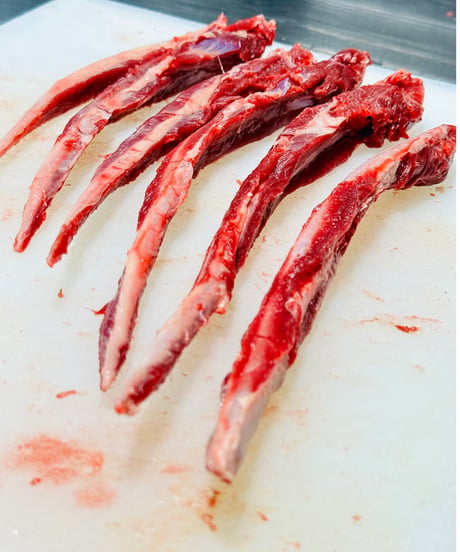 超特選おやつ✨国産馬肉🐴新型肉付きバラ先軟骨🦴300グラム🐶😃お肉がついててとても柔らかい骨✨小さなお子様達や歯が弱い子にも大丈夫そうです🌟 ものすごーく貴重で特別です🐩👩