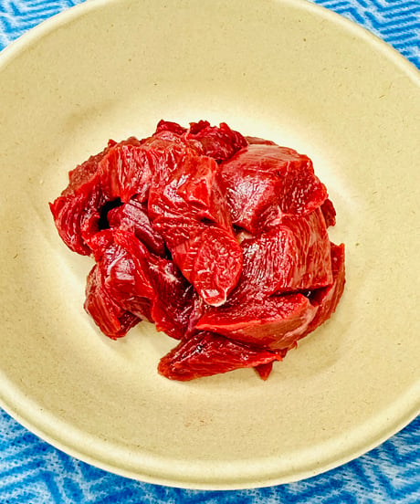 激安❣️プレゼント販売㊗️馬肉コロコロカット🐴🥩100gパック🐶😃お一人様おひとつまででお願い致します🥰この為にかたまり肉からお作り致しました笑フレッシュ馬肉をたくさん食べょー🐶👩🌸