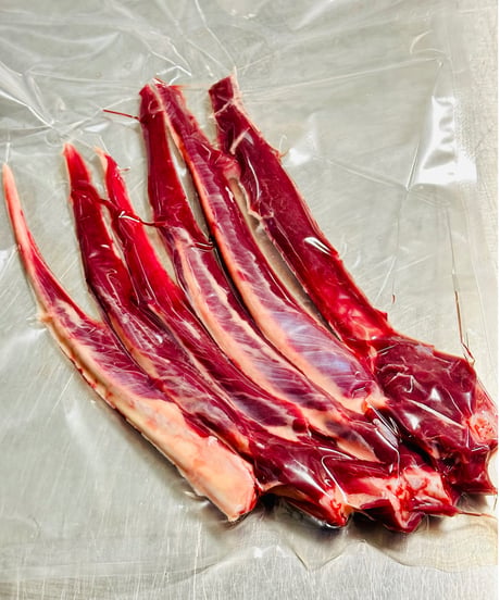 超特選おやつ✨国産馬肉🐴新型肉付きバラ先軟骨🦴300グラム🐶😃お肉がついててとても柔らかい骨✨小さなお子様達や歯が弱い子にも大丈夫そうです🌟 ものすごーく貴重で特別です🐩👩