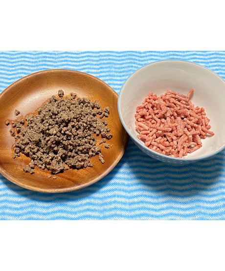 伝説の日本馬肉パラパラ肉🐴500g🐶😃高級かたまり部位のみでお作り致しました🥩切り落としの肉を使っていません🌸簡単にあげれて美味しそ〜🥰みんな大好き毎日のごはんが楽しみです🐶👩🎉