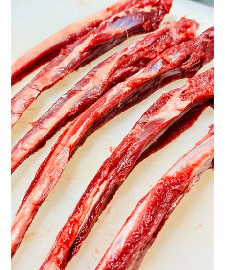 超特選おやつ✨国産馬肉🐴新型肉付きバラ先軟骨🦴300グラム🐶😃お肉がついててとても柔らかい骨✨小さなお子様達や歯が弱い子にも大丈夫そうです🌟 ものすごーく貴重で特別です🐩👩