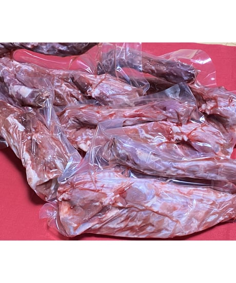 🦆国産高級鴨ガラジャーキー🦆1個🎉貴重な胴ガラをオーブンで焼きじっくり乾燥させました✨️お家🏠️ではなかなか作れない、このサイズ感👀‼️お手々🐾でおさえて食べる姿がかわいい🐶💕👩
