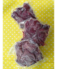 馬肉の小分けカットをする際にできる　赤身軽種馬肉🐴の切り落とし肉300g🥩ご飯でもジャーキーでも数量限定になります💨このサイズ感がちょうど良いから嬉しい😆
