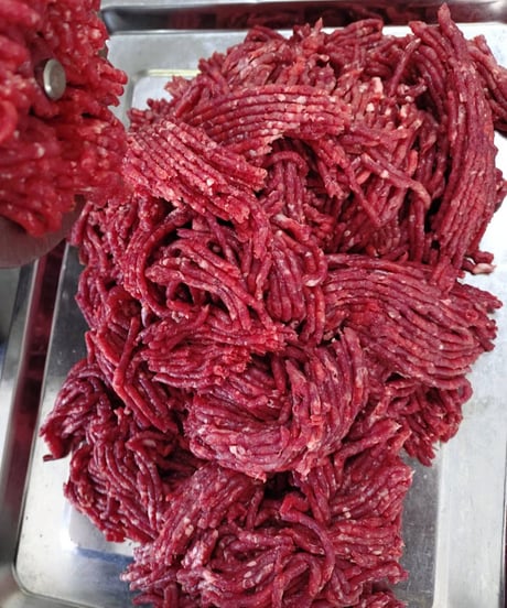 🥩鹿肉みんち100gパック🦌おひとつからお求め頂けます🐶😃100g小分けパックされてるのでお使いになる分だけをさっと流水解凍できて無駄にならずにとても重宝する予感🌸楽しみッ🐶👩🎉
