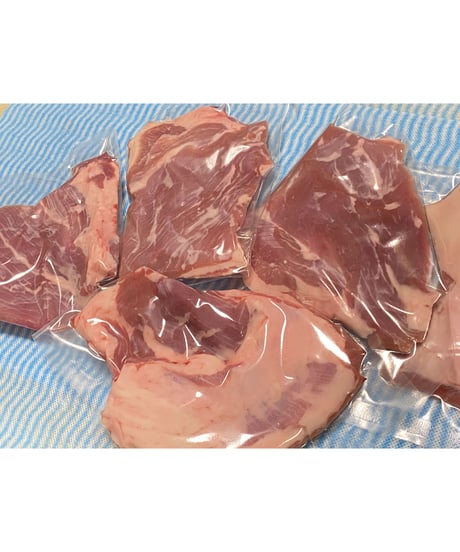 ラム肉🐏珍しいブリスケ㊗️小分け1キロ🐶😃小分けパックし美味しいをとじこめました🎉ラムは脂がうまい💙数がないのでおつまみに楽しくどうぞ🐶👩🌸楽しみッ✨