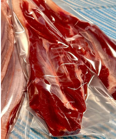 バージョン6⭐️鹿肉🦌スネ肉1キロ🐶😃毎日のご飯🥩にもリーズナブルで嬉しい🌸スネ肉は煮込みでも・生でも・ジャーキーにしてもアキレスジャーキーみたいになって美味しい🐶👩🌸