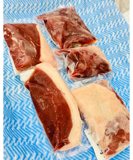 お得用㊗️特選✨伝説と幻のヒグマ肉🐻500g〜🐶😃ジビエの王様KINGoftheKING🤴ハンター間でしか取引きされない本物のlegend✨浪漫をお楽しみください🐶👩🌸