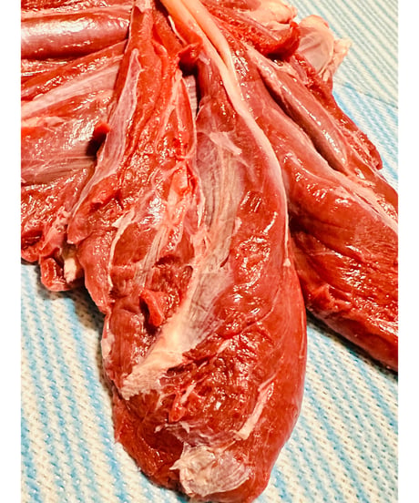 バージョン6⭐️鹿肉🦌スネ肉1キロ🐶😃毎日のご飯🥩にもリーズナブルで嬉しい🌸スネ肉は煮込みでも・生でも・ジャーキーにしてもアキレスジャーキーみたいになって美味しい🐶👩🌸