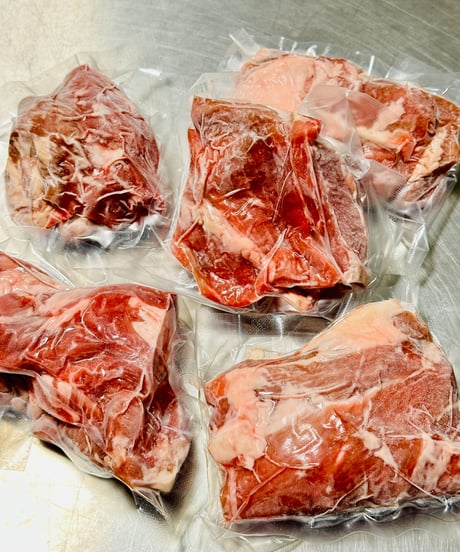 ラム肉🐏珍しいブリスケ㊗️小分け1キロ🐶😃小分けパックし美味しいをとじこめました🎉ラムは脂がうまい💙数がないのでおつまみに楽しくどうぞ🐶👩🌸楽しみッ✨