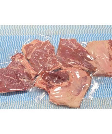 ラム肉🐏珍しいブリスケ㊗️小分け1キロ🐶😃小分けパックし美味しいをとじこめました🎉ラムは脂がうまい💙数がないのでおつまみに楽しくどうぞ🐶👩🌸楽しみッ✨