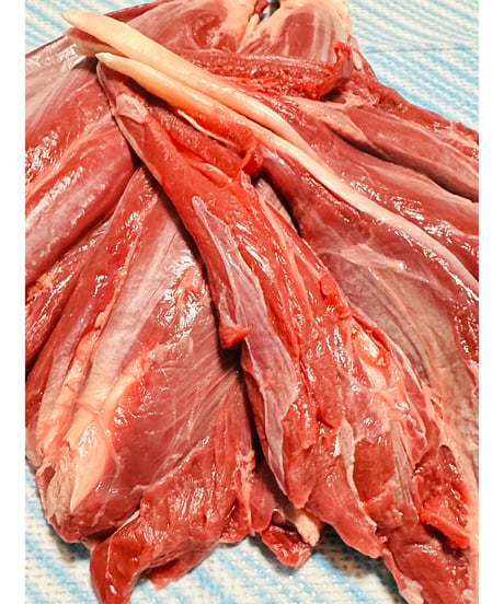 バージョン6⭐️鹿肉🦌スネ肉1キロ🐶😃毎日のご飯🥩にもリーズナブルで嬉しい🌸スネ肉は煮込みでも・生でも・ジャーキーにしてもアキレスジャーキーみたいになって美味しい🐶👩🌸