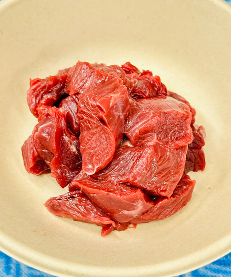 激安❣️プレゼント販売㊗️馬肉コロコロカット🐴🥩100gパック🐶😃お一人様おひとつまででお願い致します🥰この為にかたまり肉からお作り致しました笑フレッシュ馬肉をたくさん食べょー🐶👩🌸