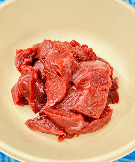 激安❣️プレゼント販売㊗️馬肉コロコロカット🐴🥩100gパック🐶😃お一人様おひとつまででお願い致します🥰この為にかたまり肉からお作り致しました笑フレッシュ馬肉をたくさん食べょー🐶👩🌸