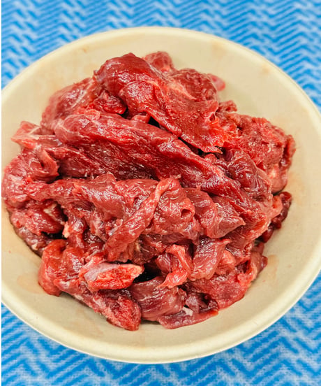 激安❣️プレゼント販売㊗️馬肉コロコロカット🐴🥩100gパック🐶😃お一人様おひとつまででお願い致します🥰この為にかたまり肉からお作り致しました笑フレッシュ馬肉をたくさん食べょー🐶👩🌸