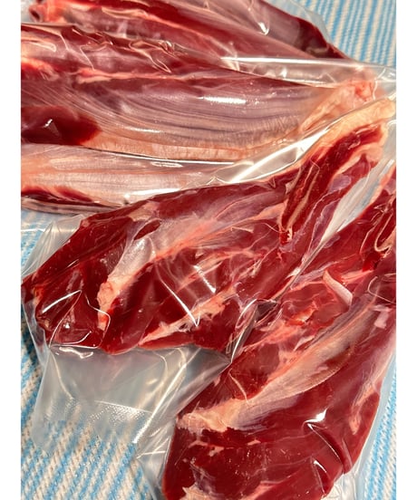 バージョン6⭐️鹿肉🦌スネ肉1キロ🐶😃毎日のご飯🥩にもリーズナブルで嬉しい🌸スネ肉は煮込みでも・生でも・ジャーキーにしてもアキレスジャーキーみたいになって美味しい🐶👩🌸