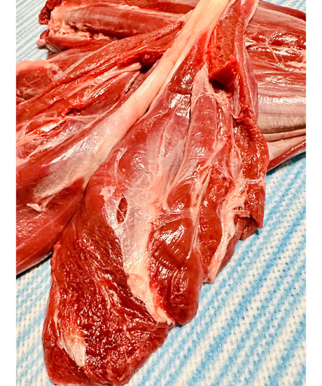 バージョン6⭐️鹿肉🦌スネ肉1キロ🐶😃毎日のご飯🥩にもリーズナブルで嬉しい🌸スネ肉は煮込みでも・生でも・ジャーキーにしてもアキレスジャーキーみたいになって美味しい🐶👩🌸