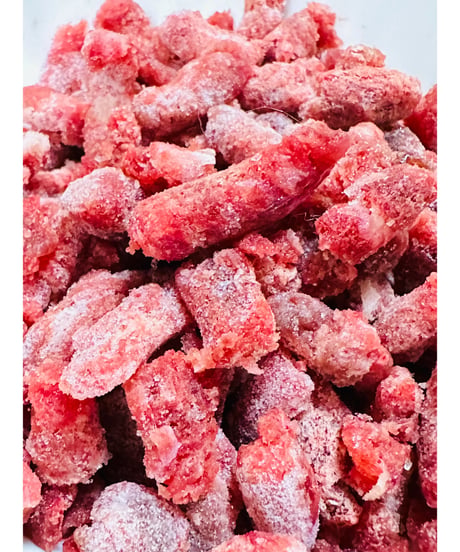 伝説の日本馬肉パラパラ肉🐴500g🐶😃高級かたまり部位のみでお作り致しました🥩切り落としの肉を使っていません🌸簡単にあげれて美味しそ〜🥰みんな大好き毎日のごはんが楽しみです🐶👩🎉