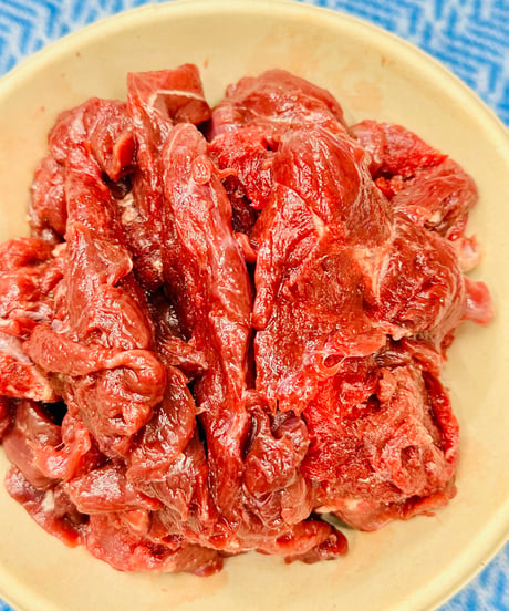 激安❣️プレゼント販売㊗️馬肉コロコロカット🐴🥩100gパック🐶😃お一人様おひとつまででお願い致します🥰この為にかたまり肉からお作り致しました笑フレッシュ馬肉をたくさん食べょー🐶👩🌸