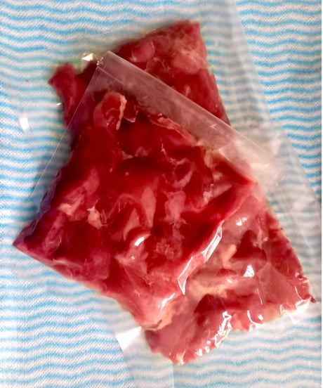 🥩鹿肉みんち100gパック🦌おひとつからお求め頂けます🐶😃100g小分けパックされてるのでお使いになる分だけをさっと流水解凍できて無駄にならずにとても重宝する予感🌸楽しみッ🐶👩🎉