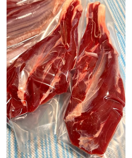 バージョン6⭐️鹿肉🦌スネ肉1キロ🐶😃毎日のご飯🥩にもリーズナブルで嬉しい🌸スネ肉は煮込みでも・生でも・ジャーキーにしてもアキレスジャーキーみたいになって美味しい🐶👩🌸