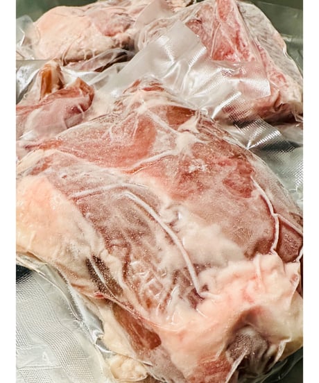 ラム肉🐏珍しいブリスケ㊗️小分け1キロ🐶😃小分けパックし美味しいをとじこめました🎉ラムは脂がうまい💙数がないのでおつまみに楽しくどうぞ🐶👩🌸楽しみッ✨