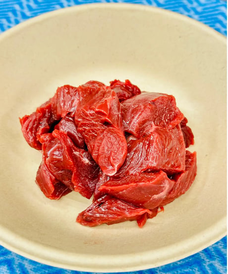 激安❣️プレゼント販売㊗️馬肉コロコロカット🐴🥩100gパック🐶😃お一人様おひとつまででお願い致します🥰この為にかたまり肉からお作り致しました笑フレッシュ馬肉をたくさん食べょー🐶👩🌸