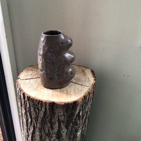 SAWA  ISSHIKI / FLOWER VASE : chocochip BROWN one side wave