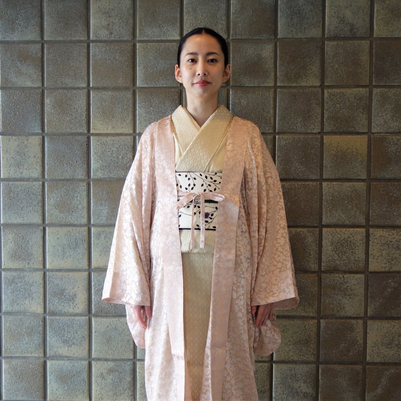 薄ピンク 着物 正統派古典 薄ピンク 白 薄い色 淡色 菊柄 大柄 