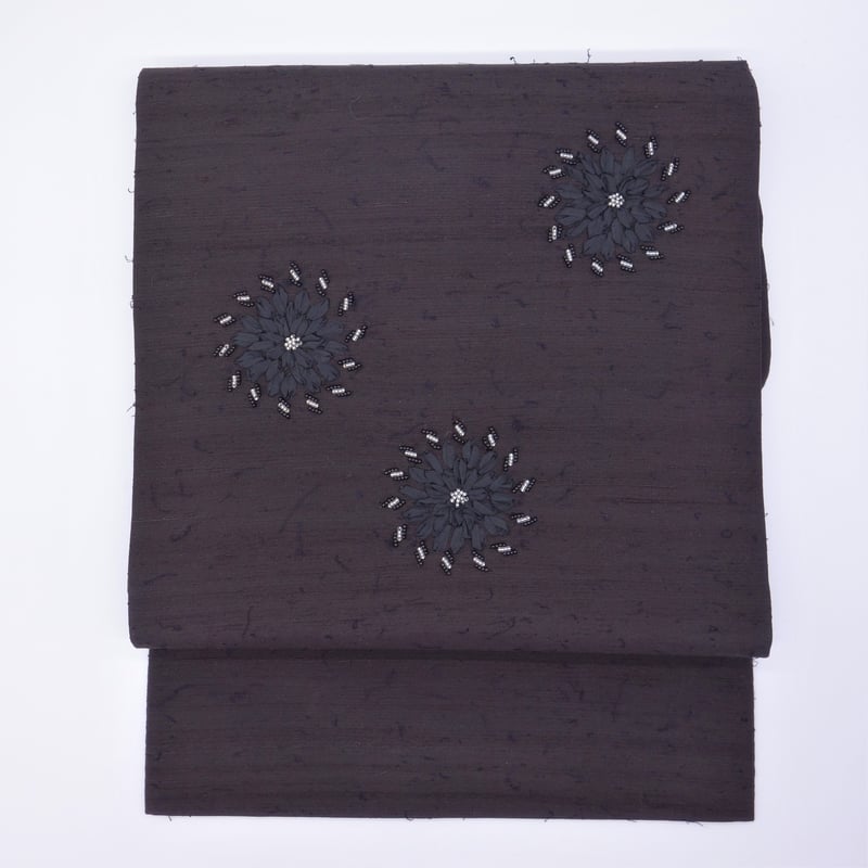 名古屋帯「黒地黒花刺繍」 | 着物ショップKosode 名古屋帯「黒地黒花刺繍」 | 着物ショップKosode