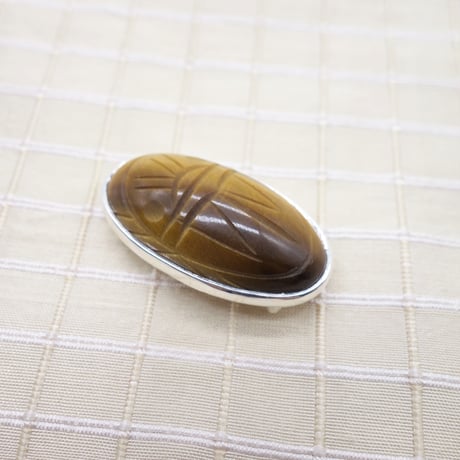 帯留「虎目石にスカラベ」