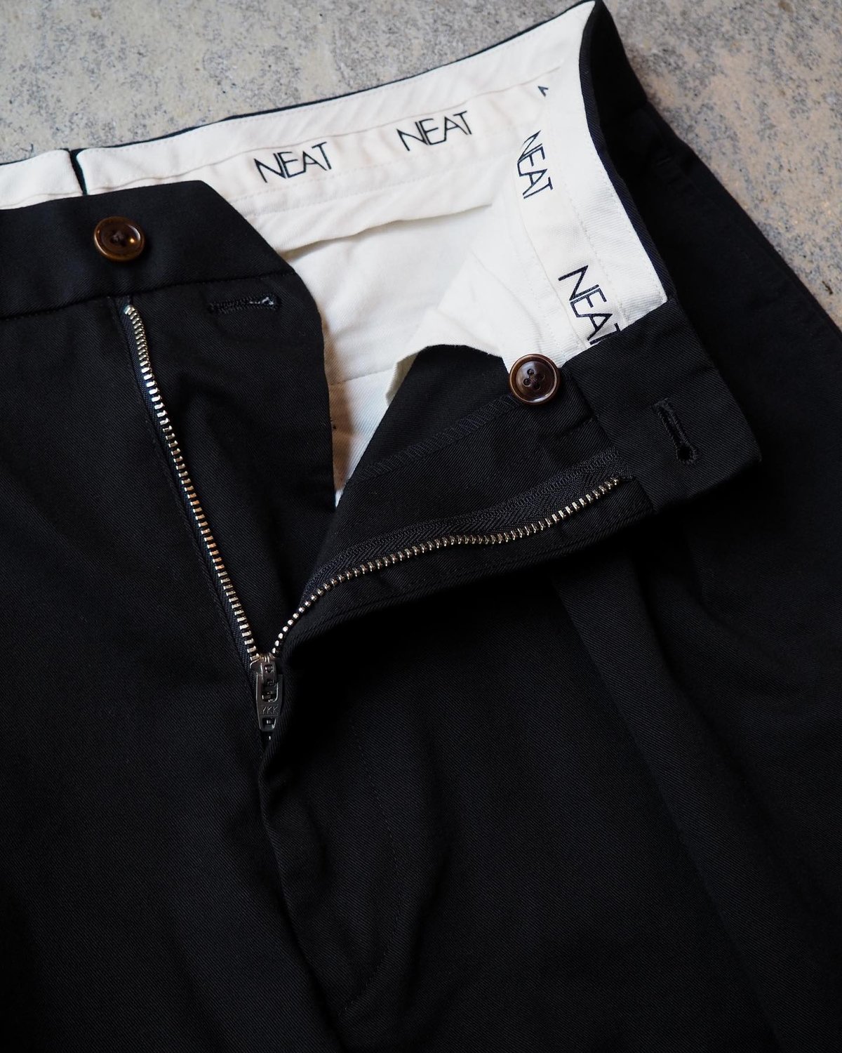 NEAT CHINO BLACK - スラックス