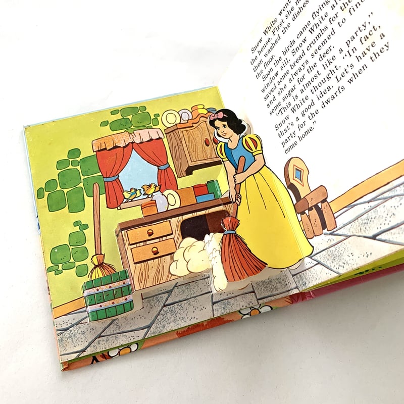 Snow White  POP-UP BOOK 『白雪姫』ポップアップしかけ絵本 仕掛絵本[ヴォイチェフ・クバシュタ 白雪姫 SNOW WHITE : POP-UP