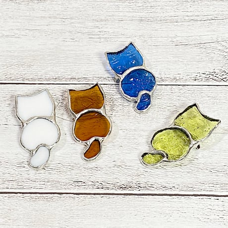ステンドグラス ねこのブローチ《二頭身》《後ろしっぽ》