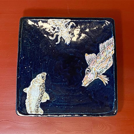 青釉魚絵角皿