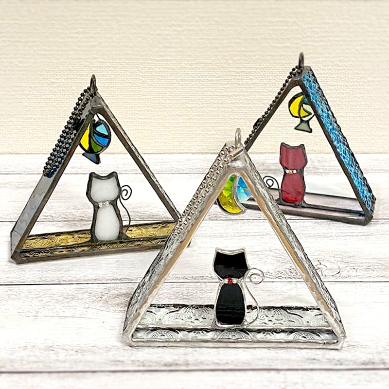 ステンドグラス 《月見るねこの△モビール》 | 作家作品の発表 ステンドグラス 《月見るねこの△モビール》 | 作家作品の発表