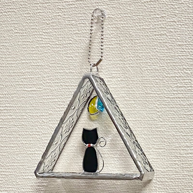 ステンドグラス 《月見るねこの△モビール》 | 作家作品の発表 ステンドグラス 《月見るねこの△モビール》 | 作家作品の発表