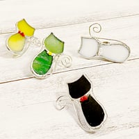 ステンドグラス ねこのピンバッチ／ブローチ《しっぽグルグル》