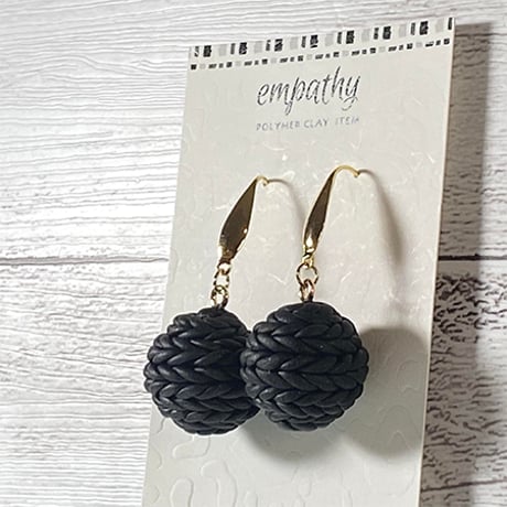 シックなブラックカラー ニットピアス