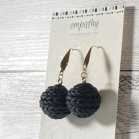 シックなブラックカラー ニットピアス | 作家作品の発表・販売の場